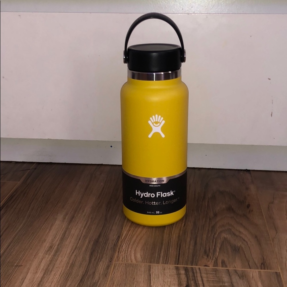 BRAND NEW 32 OZ YELLOW HYDROFLASK (must go)